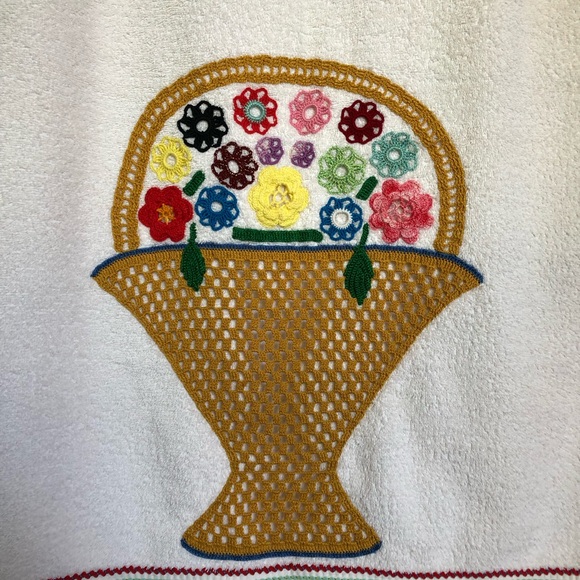 80's Floral Embroidered Bath Towel - Beach Towel - Granny Chic - Bathroom - Picture 4 of 15